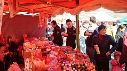 縣食藥監(jiān)局灘歌鎮(zhèn)監(jiān)管所開展白馬溝廟會(huì)食品安全專項(xiàng)檢查工作