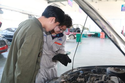 煙臺機(jī)械工程學(xué)校汽修專業(yè) 知行合一練真功，技術(shù)服務(wù)進(jìn)社區(qū)